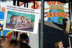 Tierschützer protestieren mit  Mahnwachen gegen die Dressur und Manegenauftritt von Wildtieren beim Hamburger Gastspiel vom Circus Krone - Schild 90 Minuten Unterhaltung für Euch, ein Leben lang Gefangenschaft für uns.