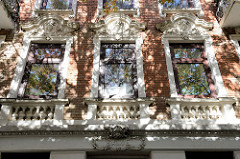 Denkmalgeschütztes Etagenhaus im Compeweg von Hamburg-Harburg - errichtet 1892. Mit Stuck und Säulen aufwändig verzierte Hausfassade, über dem Eingang eine Putte / Engelskopf mit der Reliefschrift SALVE.