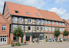 Historische Wohn- und Geschäftshäuser am Markt von Boizenburg/Elbe; die Gebäude stehen als Kulturdenkmal der Stadt unter Denkmalschutz.
