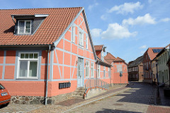 Baudenkmal in der Mühlenstraße von Boizenburg/Elbe; historisches Wohnhaus mit Nebengebäude -  farblich abgesetzte Fachwerkkonstruktion.