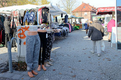 Marktstände auf dem Wochenmarkt in Hamburg Finkenwerder, Finksweg.