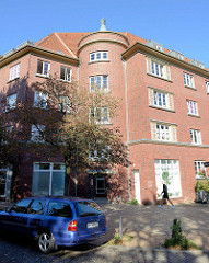 Baudenkmal in der Mergellstraße von Hamburg Harburg, der Siedlungsbau wurde 1928 errichtet. Die jetzt denkmalgeschützten Wohngebäude wurden von dem Architekten Ernst Schnell entworfen. Den Fassadenschmuck / keramischen Bauschmuck hat Richard Kuöhl ge