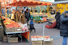 Marktstände auf dem Wochenmarkt am Moorhof im Hamburger Stadtteil Poppenbüttel.