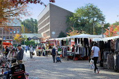 Marktstände auf dem Wochenmarkt im Hamburger Stadtteil Neugraben-Fischbek.