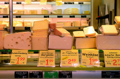 Marktstand mit Käse auf dem Wochenmarkt am Moorhof im Hamburger Stadtteil Poppenbüttel; u.a. Weinkäse und scharfer Max.