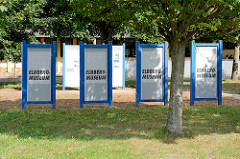 Informationsschilder zum Elbberg-Musuem in Boizenburg/Elbe. Am Ortsausgang der Stadt existiert eine Baracke vom ehemaligen Außenlager des KZ Neuengamme, in der jetzt eine Ausstellung zum Schicksal der KZ Häftlinge und zur Zwangsarbeit auf der Elbewer