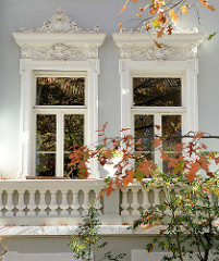 Fenster eines Zweifamilienhaus in der Ernst Eger Straße von Hamburg-Harburg, das Gebäude dem aufwändigen Fassadendekor steht als Kulturdenkmal der Hansestadt Hamburg unter Denkmalschutz. Der Architekt des 1899 gebauten Hauses war Emil Schröder.