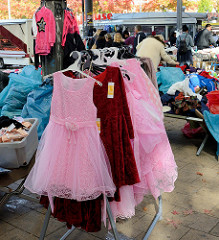 Marktstand auf dem Wochenmarkt in Hamburg Wilhelmsburg / Stübenplatz. Stand mit Bekleidung - Kinderkleider.