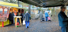Marktstände auf dem Wochenmarkt am Berner Heerweg im Hamburger Stadtteil Farmsen Berne.