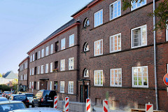 Baudenkmal in der Mergellstraße von Hamburg Harburg, der Siedlungsbau wurde 1928 errichtet. Die jetzt denkmalgeschützten Wohngebäude wurden von den  Architekten Eduard und Ernst Theil entworfen. Den Fassadenschmuck / keramischen Bauschmuck hat Richa