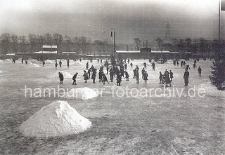 Eisbahn auf der zugefrorenen Aussenalster - historische Fotos aus Hamburg.