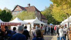 Trittauer Kunsthandwerkermarkt zum Erntedankfest an der historischen Wassermühle.