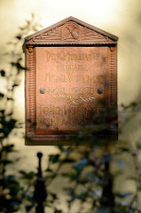 Gedenktafel für den Bildhauer Michael Komorovski  (1905-1970), der in Hamburg-Harburg gewirkt hat.