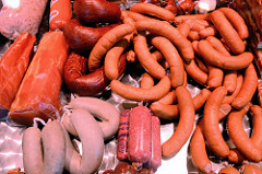 Marktstand mit Wurstspezialitäten auf dem Hamburger Wochenmarkt in Farmsen-Berne, Berner Heerweg. Würste, die nach traditionellen schlesischen Rezepten in der Nähe von Hamburg hergestellt werden.