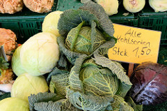 Gemüsestand  auf dem Wochenmarkt Sand im Hamburger Stadtteil Harburg; unterschiedliche Kohlsorten werden zum Verkauf angeboten.