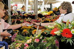 Wochenmarkt im Hamburger Stadtteil Lohbrügge - Blumenstand mit Blumensträußen  auf dem Lohbrügger Marktplatz.
