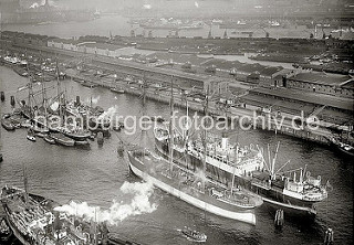 Luftbild vom Hamburger Segelschiffhafen - Großsegler Pamir + Parma; ca. 1930.  An den Dalben im Segelschiffhafen die beiden Frachtsegler Pamir (lks.) und Parma - die Ladung der Viermastbark Pamir wird gerade gelöscht - Schuten liegen längsseits.