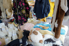 Marktstand mit Kleidung auf dem Wochenmarkt am Moorhof im Hamburger Stadtteil Poppenbüttel.