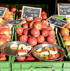 Wochenmarkt in Hamburg Neugraben, Marktstand mit frischen roten Äpfeln.