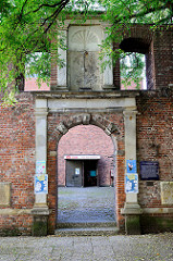 Reste der barocken Dreifaltigkeitskirche in der neuen Straße von  Hamburg-Harburg; die  im Krieg zerstörte Kirche wurde 1652 errichtet. Das historische Portal steht vor dem Neubau der Dreifaltigkeitskirche und steht als Kulturdenkmal Hamburgs unter D