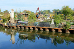 Blick über den Assmann Kanal in Hamburg Wilhelmsburg; Kleingärten an der Rothäuserstraße werden abgerissen.