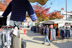 Marktstände auf dem Wochenmarkt in Hamburg Wilhelmsburg / Stübenplatz; Stand mit Bekleidung.