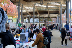 Marktstände auf dem Wochenmarkt in Hamburg Wilhelmsburg / Stübenplatz.