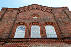 Giebel der ehemaligen Synagoge In Boizenburg/Elbe, kleine Wallstraße - rundes Fenster mit Symbol der Freimaurerei. Das Gebäude war bis 1892 der religiöser Versammlungsort der jüdischen Gemeinde. Danach wurde das historische Gebäude bis 1934 von der