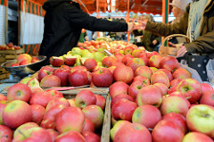Obststand mit frisch geernteten Äpfeln auf dem Wochenmarkt am Moorhof im Hamburger Stadtteil Poppenbüttel.