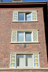 Baudenkmal in der Mergellstraße von Hamburg Harburg, der Siedlungsbau wurde 1928 errichtet. Die jetzt denkmalgeschützten Wohngebäude wurden von dem Architekten Ernst Schnell entworfen. Den Fassadenschmuck / keramischen Bauschmuck hat Richard Kuöhl ge