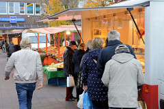 Marktstände auf dem Wochenmarkt am Moorhof im Hamburger Stadtteil Poppenbüttel.