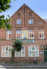 Erstes deutschen Kachelmuseum in Boizenburg - Kachelbild einer Friktions-Fliesenpresse an der Fassade des Gebäudes in der Reichenstraße.