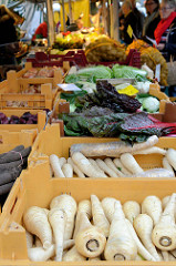 Marktstand mit frischem Gemüse auf dem Wochenmarkt am Moorhof im Hamburger Stadtteil Poppenbüttel.