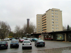 Alte Aufnahme vom Rothenburgsorter Marktplatz im Hamburger Stadtteil Rothenburgsort - Ladenzeile, Flachbauten im Baustil der 1960er Jahre Hochhaus und parkende Autos - dahinter der historische Wasserturm, Wahrzeichen des Stadtteils. ( 2002 )