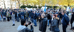 Aktionstag der überparteilichen Sammlungsbewegung Aufstehen - Sammelplatz der Demonstration mit dem Motto Würde statt Waffen auf dem Platz der Republik in Hamburg Altona. Viele der ca. 300 versammelten DemonstrantInnen Tragen Fahnen halten Transparen