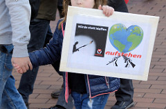 Aktionstag der überparteilichen Sammlungsbewegung Aufstehen -  Demonstration mit dem Motto Würde statt Waffen in der Ottenser Hauptstraße von Hamburg Altona.