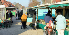 Marktstände auf dem Wochenmarkt in Hamburg Finkenwerder, Finksweg.