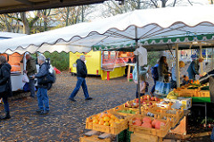 Marktstände auf dem Wochenmarkt am Berner Heerweg im Hamburger Stadtteil Farmsen Berne.