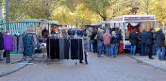 Marktstände  Wochenmarkt auf dem Marktplatz in Hamburg Rothenburgsort.