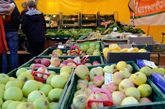 Marktstand mit Obst und Gemüse auf dem Wochenmarkt   im Hamburger Stadtteil Ottensen / Spitzenplatz.