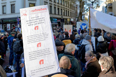 Aktionstag der überparteilichen Sammlungsbewegung Aufstehen - Abschlusskundgebung der Demonstration mit dem Motto"Würde statt Waffen" auf dem Spitzenplatz von Hamburg Altona; Protestschild.