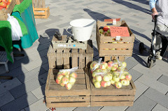 Marktstand mit frischen Äpfeln auf dem Wochenmarkt im Hamburger Stadtteil Neugraben-Fischbeck; Waage mit Waagschale und Gewichten und eine Kiste mit Äpfeln.