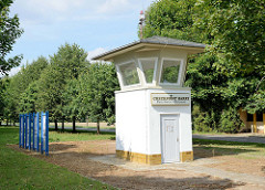 Ehemaliger Kontrollpunkt, Grenzübergang am Elbberg bei Boizenburg/Elbe;  Grenzgebäude, Beobachtungsturm der DDR-Grenztruppen - jetzt Teil Elbbergmuseum.