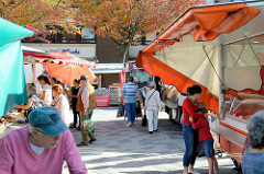 Marktstände auf dem Wochenmarkt im Hamburger Stadtteil Neugraben-Fischbek.