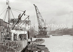 Winter im Hafen der Hansestadt Hamburg - Schwimmkran im Grasbrookhafen; ca. 1934.