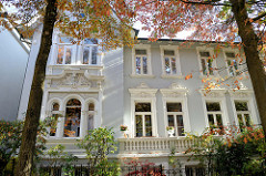Zweifamilienhaus in der Ernst Eger Straße von Hamburg-Harburg, das Gebäude dem aufwändigen Fassadendekor steht als Kulturdenkmal der Hansestadt Hamburg unter Denkmalschutz. Der Architekt des 1899 gebauten Hauses war Emil Schröder.