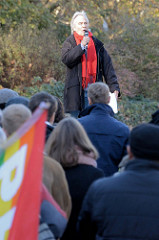 Redner auf dem Aktionstag der überparteilichen Sammlungsbewegung Aufstehen - Sammelplatz der Demonstration mit dem Motto Würde statt Waffen auf dem Platz der Republik in Hamburg Altona. Transparent mit der Aufschrift "Würde statt Waffen".