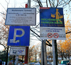 Hinweisschild des Bezirksamts Hamburg Wandsbek auf den Wochenmarkt Farmsen-Berne im Berner Heerweg.
