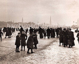 Alstereisvergnügen auf der Aussenalster um 1900 - historische Hamburgbilder.