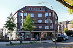 Baudenkmal in der Mergellstraße von Hamburg Harburg, der Siedlungsbau wurde 1928 errichtet. Die jetzt denkmalgeschützten Wohngebäude wurden von den  Architekten Eduard und Ernst Theil entworfen. Den Fassadenschmuck / keramischen Bauschmuck hat Richar
